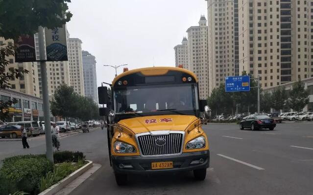 辛集市第一輛“校車”手續齊全已經上路