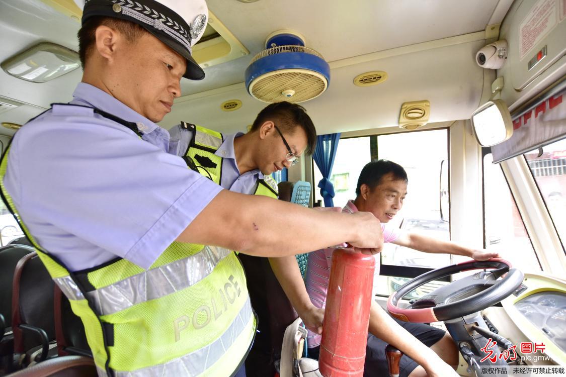 江西金溪校車“體檢”迎開學