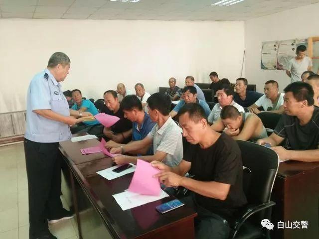 臨江交警聯合教育部門對全市校車駕駛人進行交通安全專題培訓