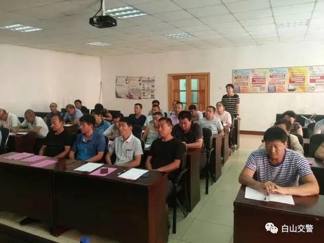 臨江交警聯合教育部門對全市校車駕駛人進行交通安全專題培訓