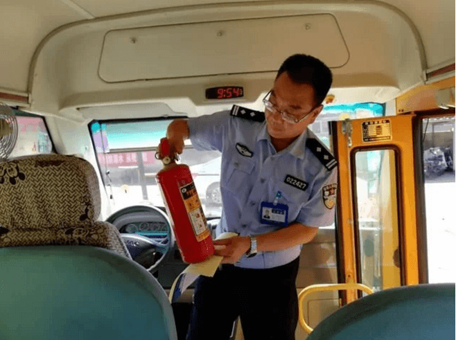迎接開學季，邯鄲峰峰交警開展校車安全隱患大排查