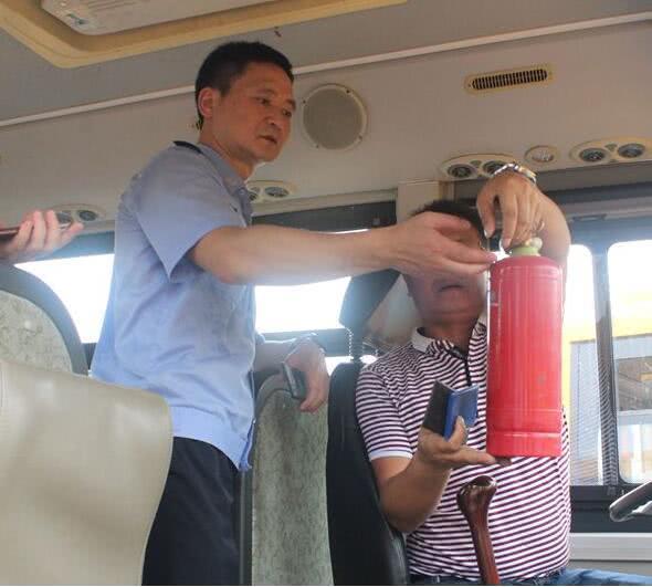 常德柳葉湖交警：開(kāi)展新學(xué)期校車(chē)安全隱患大排查行動(dòng)