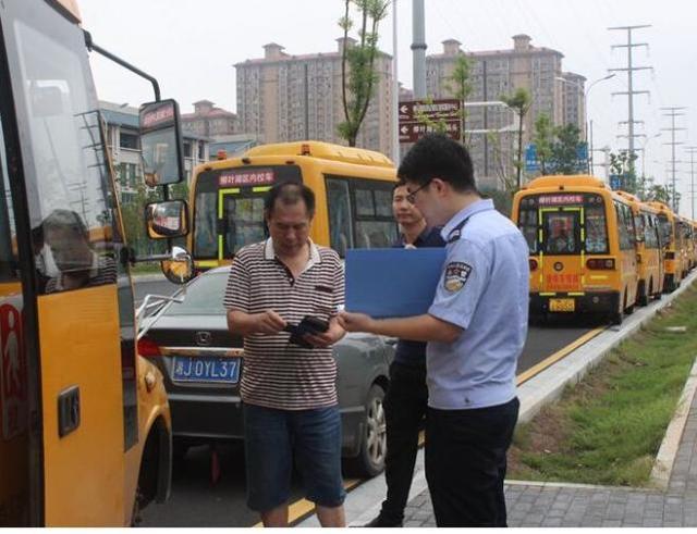 常德柳葉湖交警：開(kāi)展新學(xué)期校車(chē)安全隱患大排查行動(dòng)