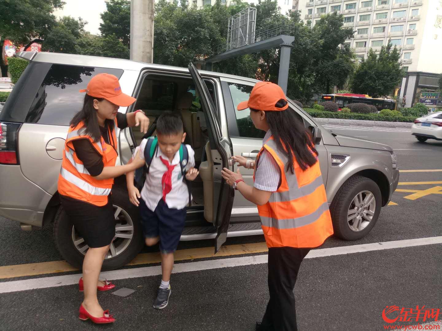 廣州：開學(xué)首日早晨，交警共查處校車違規(guī)違法行為25宗