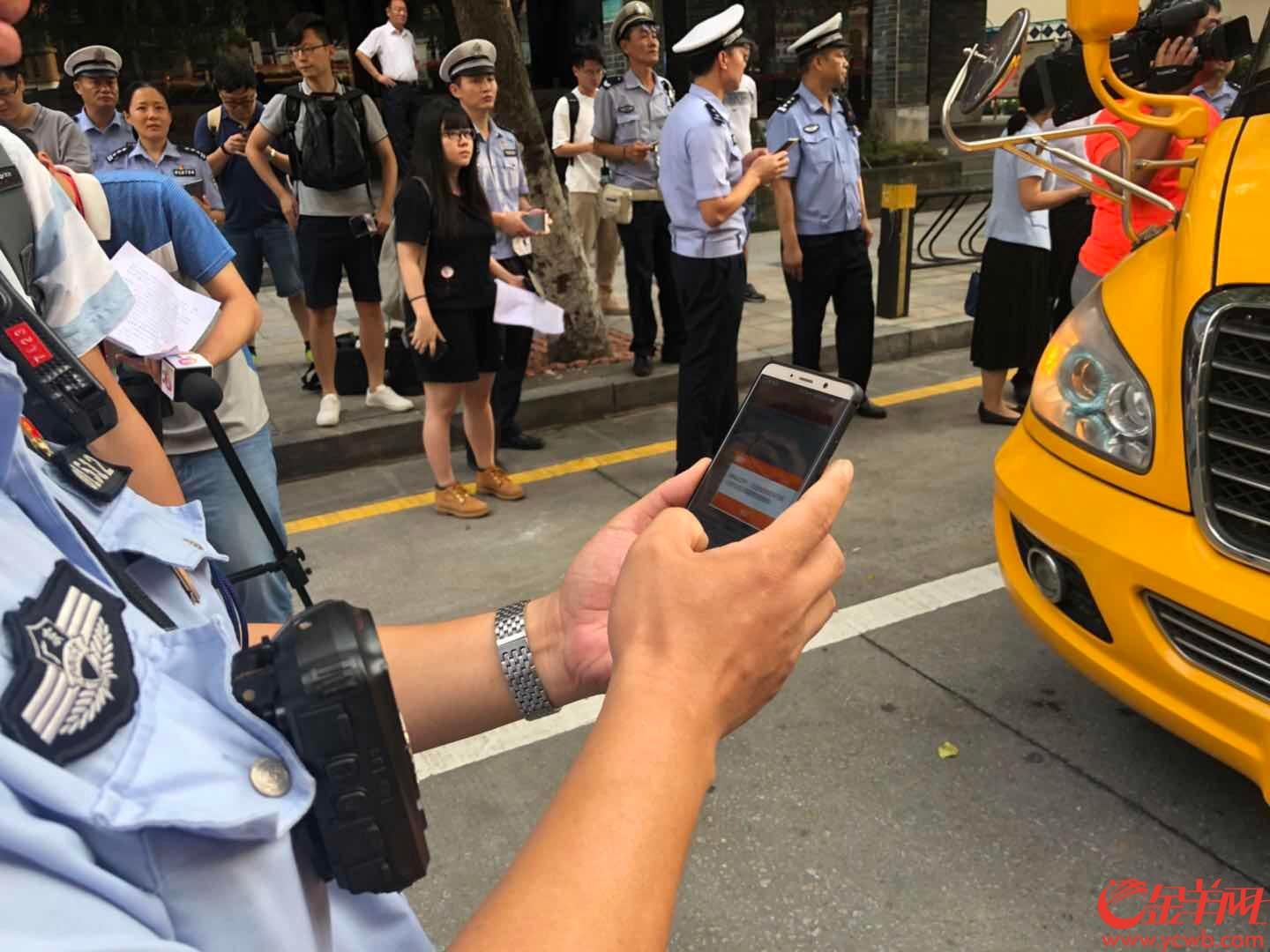 廣州：開學(xué)首日早晨，交警共查處校車違規(guī)違法行為25宗