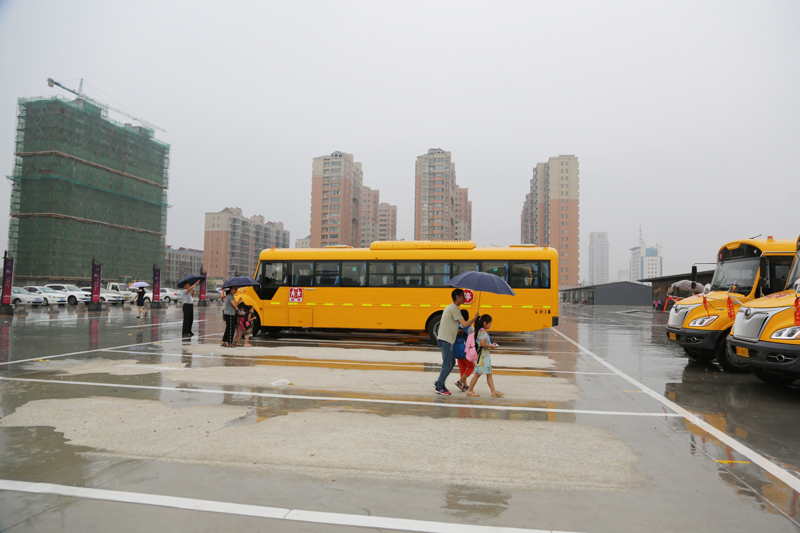 江蘇連云港贛榆區：學生今日起坐上專用校車