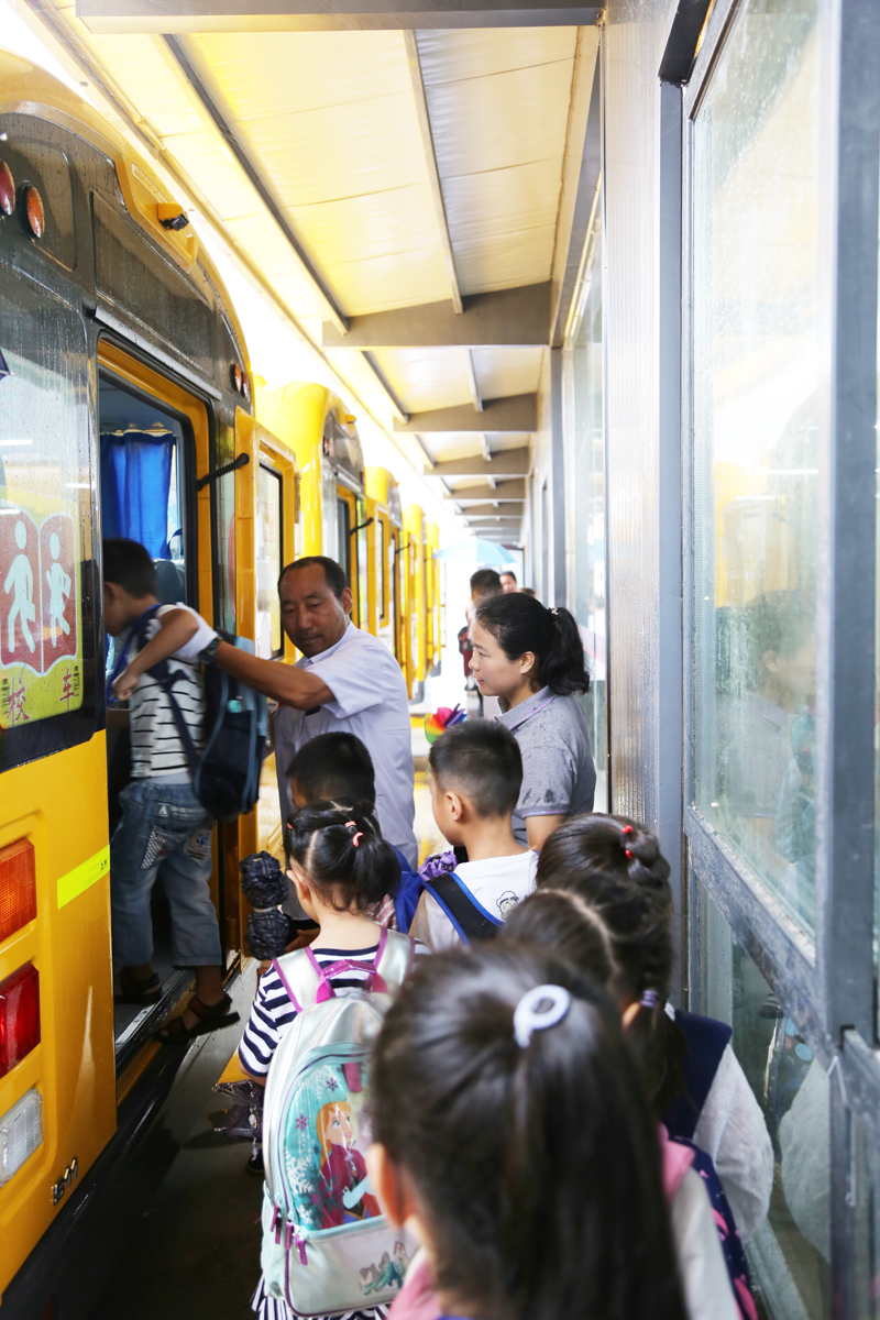 江蘇連云港贛榆區：學生今日起坐上專用校車