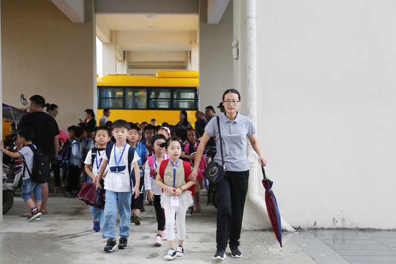 江蘇連云港贛榆區：學生今日起坐上專用校車