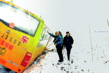 校車側翻電工勇救