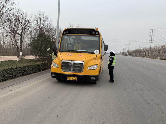 富平交警：善始善終 抓好校車安全！