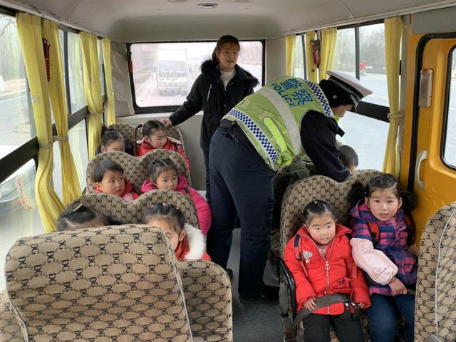 富平交警：善始善終 抓好校車安全！