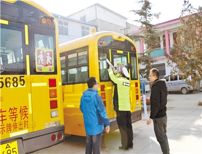 蘭州河北交警大隊聯合城關區交管委、校安辦對轄區寒假停運校車進行統一封存
