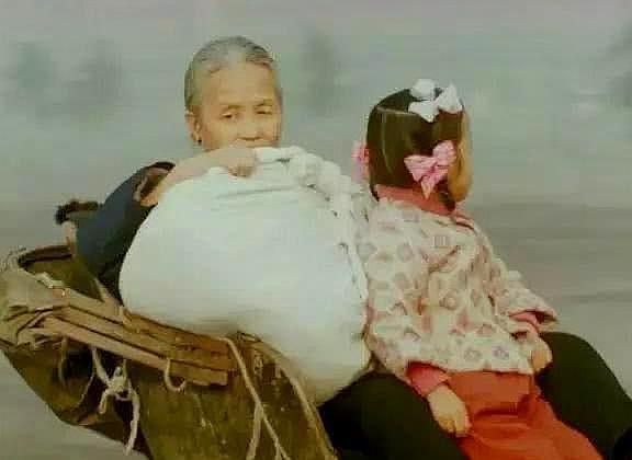 解放6年后的一組老照片，原來那時候就有“校車”了
