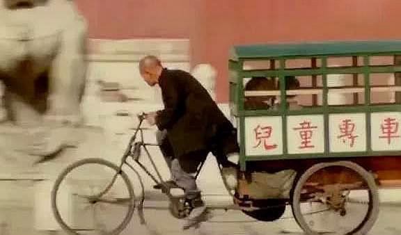 解放6年后的一組老照片，原來那時候就有“校車”了