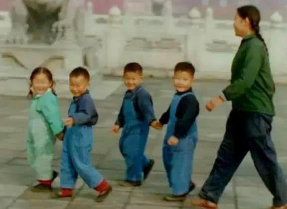 解放6年后的一組老照片，原來那時候就有“校車”了