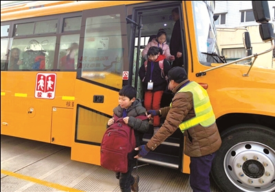 啟東兩小學試點運行專用校車接送學生安全又方便