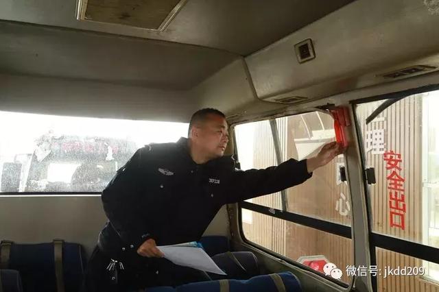 經(jīng)開區(qū)交警寒假期間開展校車安全檢查與宣傳教育活動(dòng)