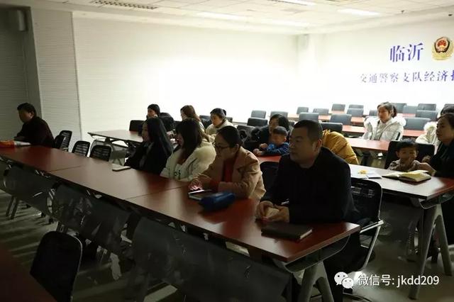 經(jīng)開區(qū)交警寒假期間開展校車安全檢查與宣傳教育活動(dòng)