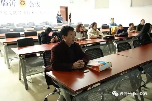 經(jīng)開區(qū)交警寒假期間開展校車安全檢查與宣傳教育活動(dòng)
