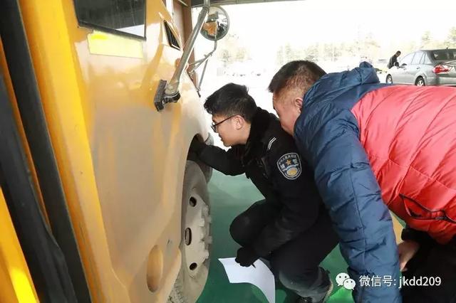經(jīng)開區(qū)交警寒假期間開展校車安全檢查與宣傳教育活動(dòng)
