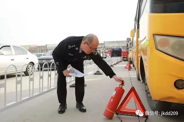 經(jīng)開區(qū)交警寒假期間開展校車安全檢查與宣傳教育活動(dòng)