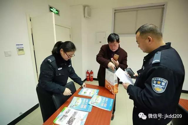 經(jīng)開區(qū)交警寒假期間開展校車安全檢查與宣傳教育活動(dòng)