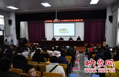 登封市交警大隊(duì)繃緊校車安全弦 構(gòu)建和諧平安校園