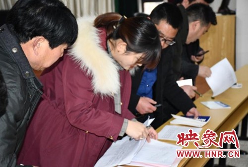 登封市交警大隊(duì)繃緊校車安全弦 構(gòu)建和諧平安校園
