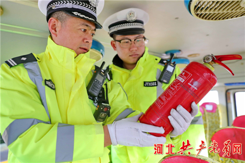 河北秦皇島：校車“體檢”迎開學(xué)