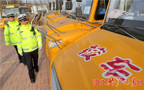 河北秦皇島：校車“體檢”迎開學(xué)