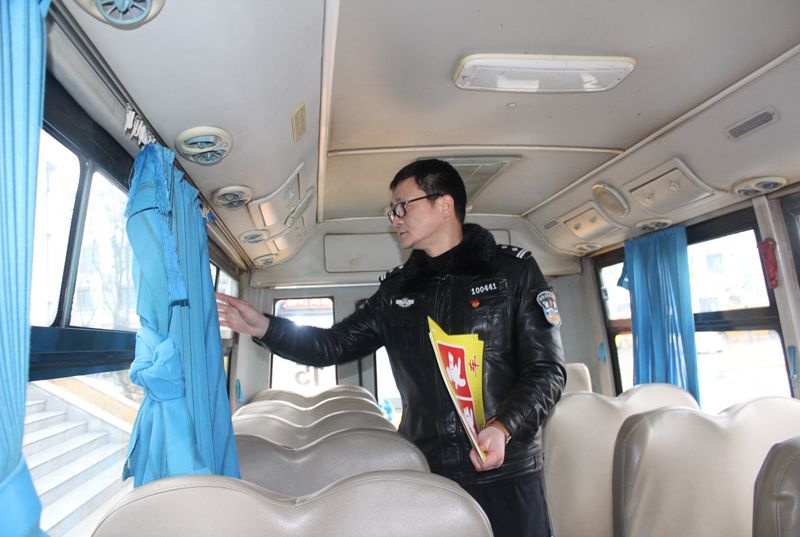 常德柳葉湖交警：開(kāi)學(xué)前校車安全檢查 保障學(xué)生平安出行