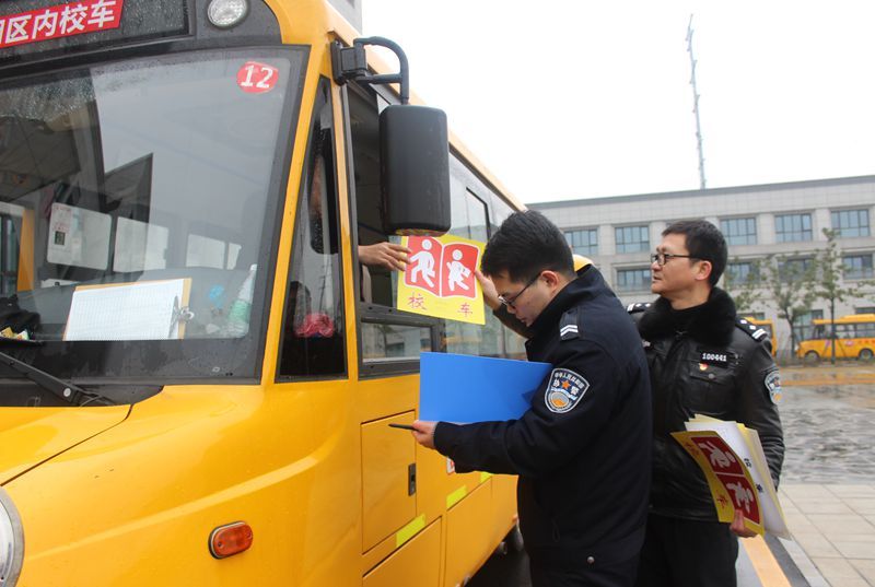 常德柳葉湖交警：開(kāi)學(xué)前校車安全檢查 保障學(xué)生平安出行