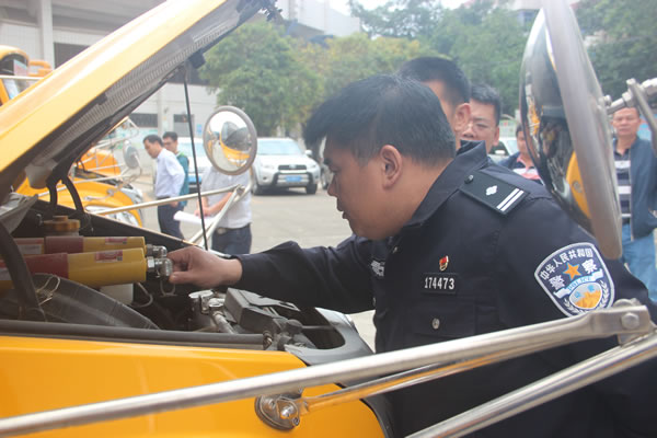 恩平市為全市校車安全運行打下“預防針”，對全市46輛校車進行安全檢查