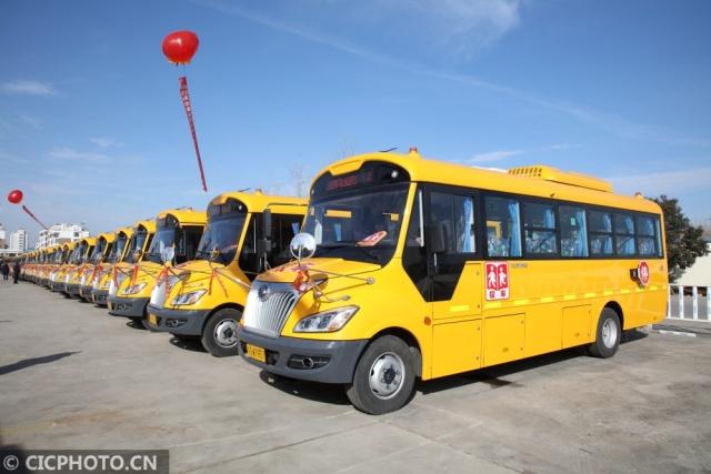 江蘇灌云：40輛校車“上崗” 農(nóng)村娃有了“專車”