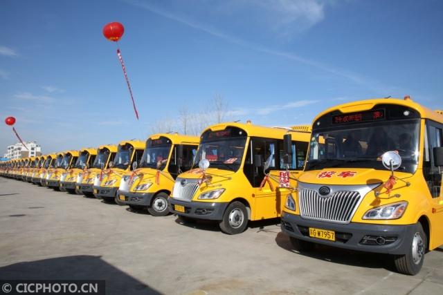 江蘇灌云：40輛校車“上崗” 農(nóng)村娃有了“專車”