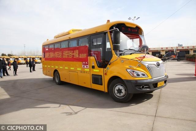 江蘇灌云：40輛校車“上崗” 農(nóng)村娃有了“專車”