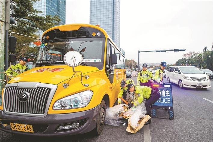 開學(xué)首日早高峰查處校車交通違法17宗