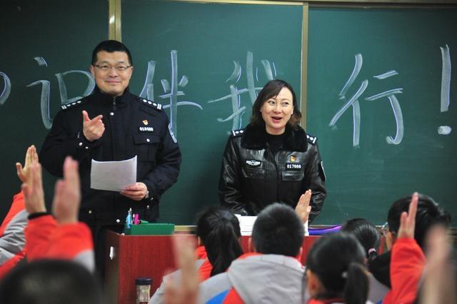武漢洪山區：開學第一課：模擬如何從校車上逃生自救