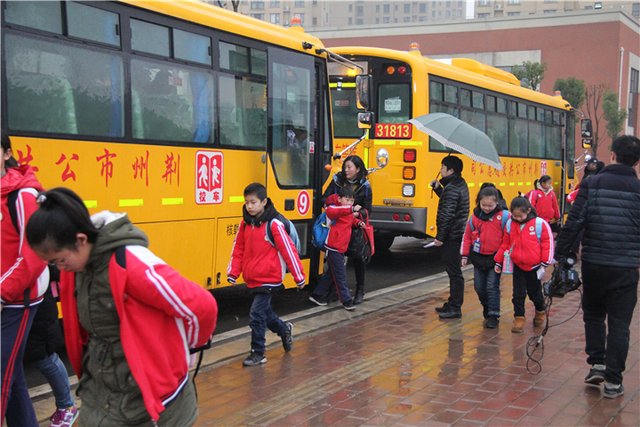 春季開學季 公交校車安全員跟車檢查忙