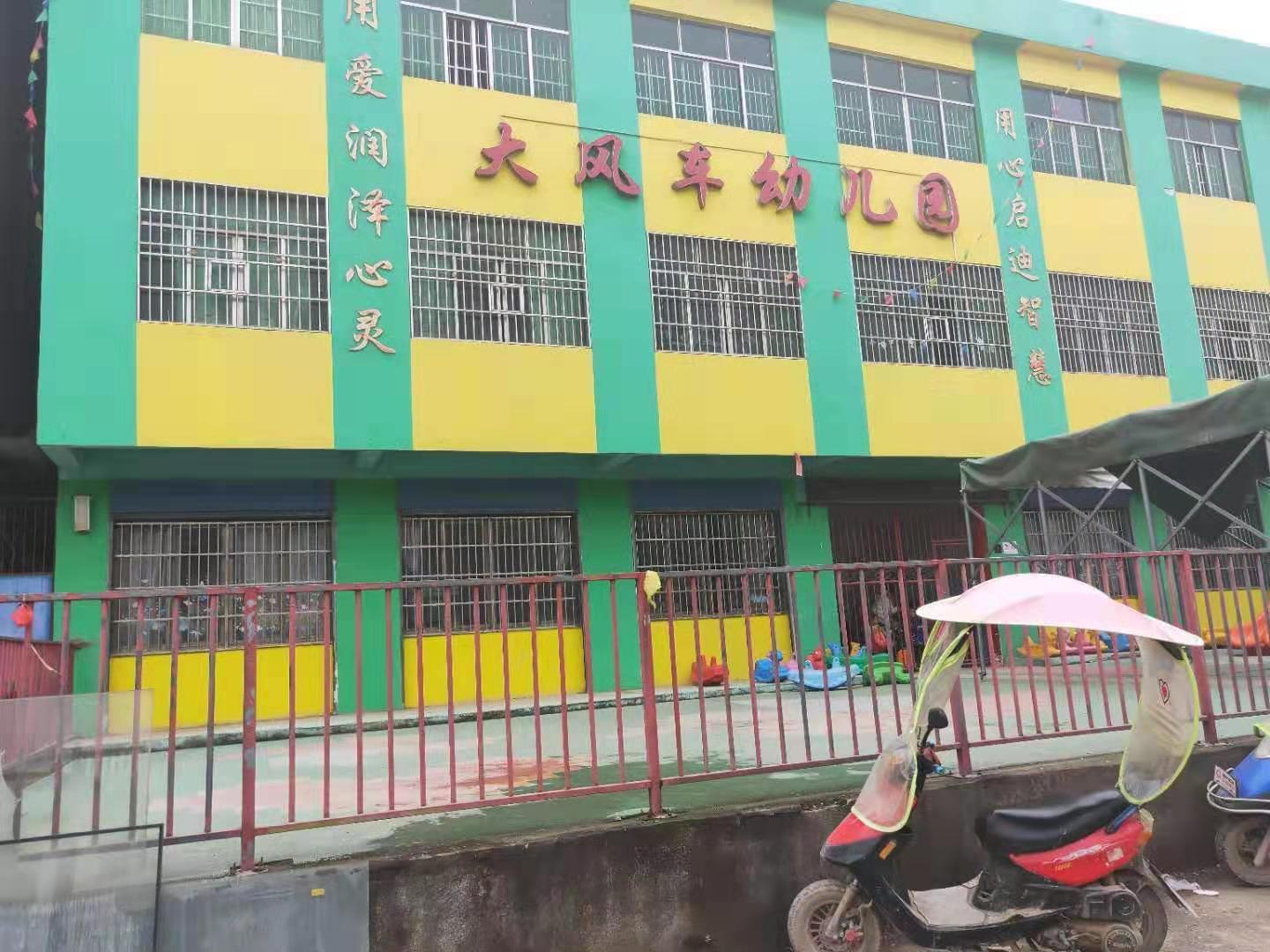 湖北陽新龍港鎮一幼兒園校車嚴重超載，19座塞滿30名幼兒