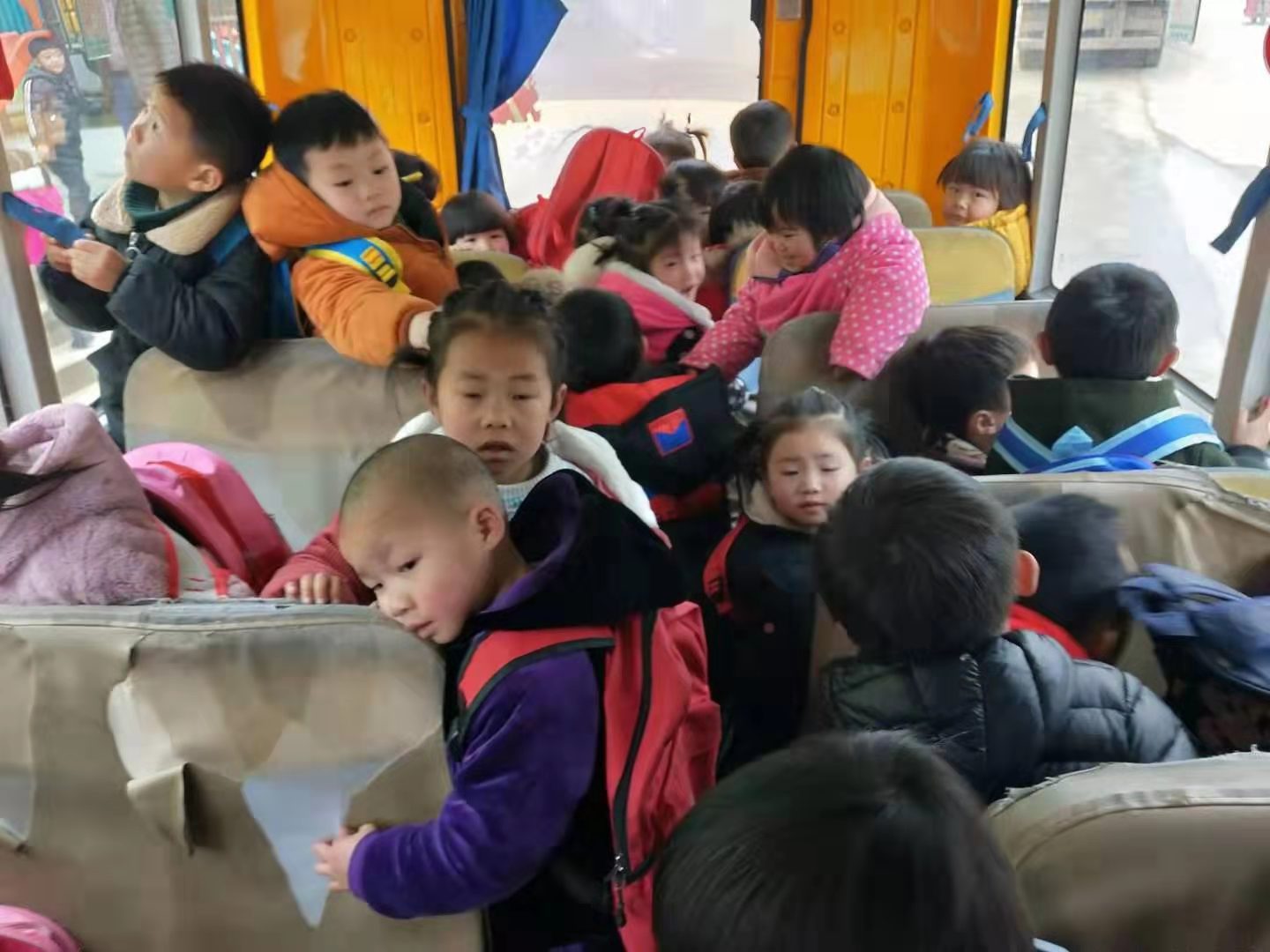 湖北陽新龍港鎮一幼兒園校車嚴重超載，19座塞滿30名幼兒