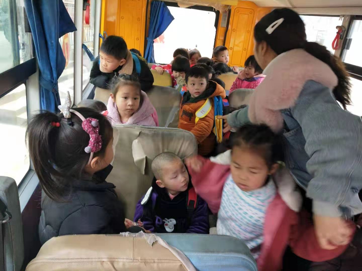 湖北陽新龍港鎮一幼兒園校車嚴重超載，19座塞滿30名幼兒