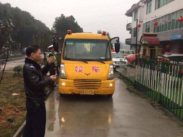 吉水交警積極開展校車安全檢查整治行動