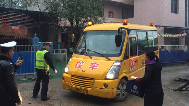 吉水交警積極開展校車安全檢查整治行動
