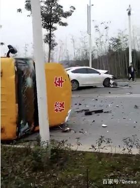 湖南常德一幼兒園校車側(cè)翻 1名學(xué)生受輕傷