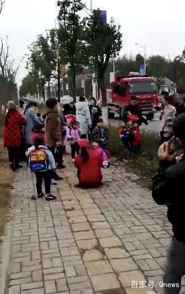 湖南常德一幼兒園校車側(cè)翻 1名學(xué)生受輕傷