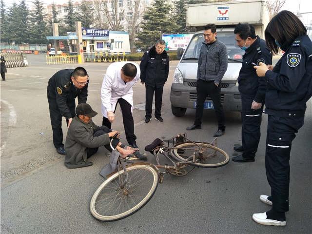 八旬老人被車撞，青島校車司機伸援手