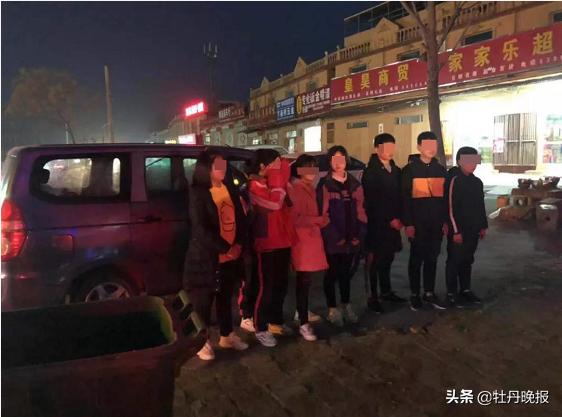 “校車”涉嫌違規被查 學生卻稱被交警“暖到了”