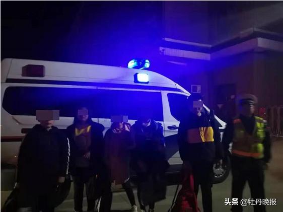 “校車”涉嫌違規被查 學生卻稱被交警“暖到了”