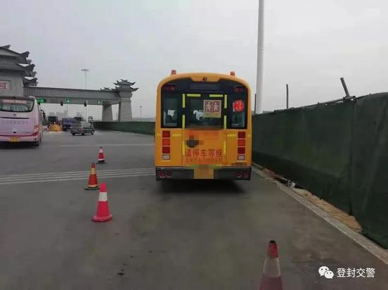登封一校車司機找替駕 違法上路被處罰